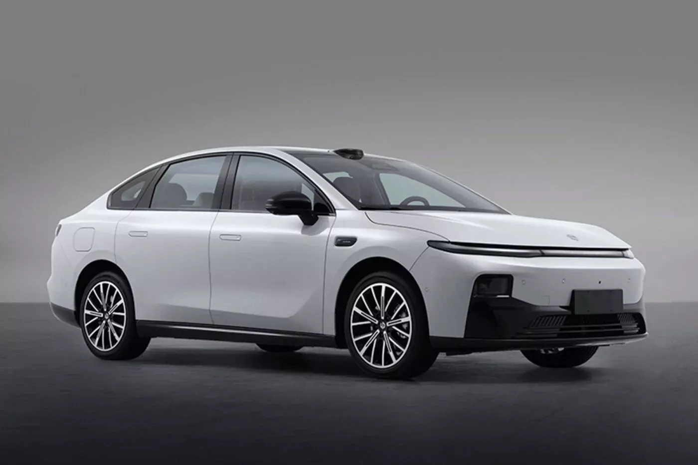 Leapmotor B01: así es la primera berlina de la marca china… ¡que llega con LiDAR!