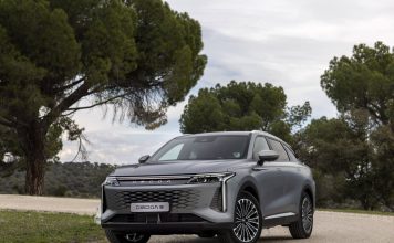 El Omoda 9 pone patas arriba el mercado de SUV híbridos enchufables: 535 CV y 145 km de autonomía a precio de derribo omoda 9 shs17