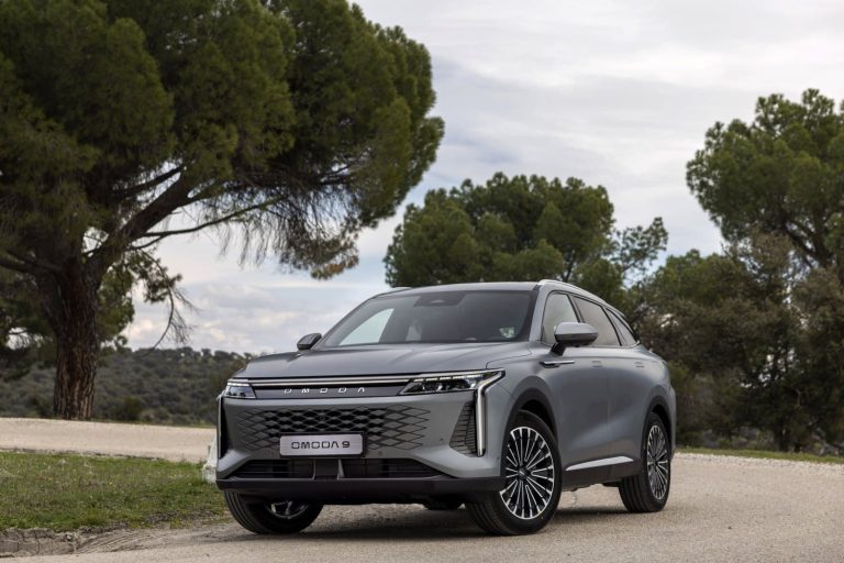 El Omoda 9 pone patas arriba el mercado de SUV híbridos enchufables: 535 CV y 145 km de autonomía a precio de derribo