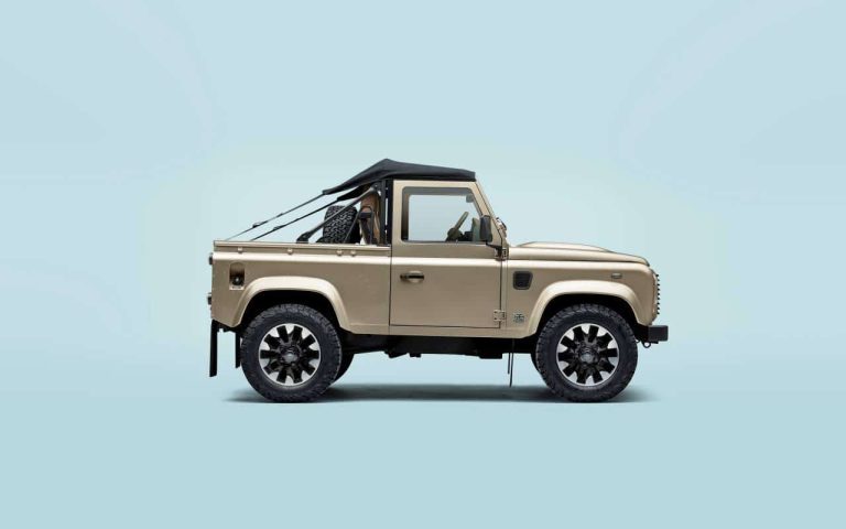 Land Rover resucita el Defender una vez más: vuelve el Defender V8 Soft Top