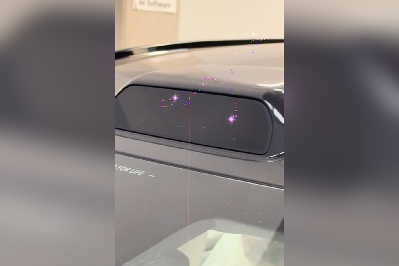 Ojo con apuntar con la cámara de tu móvil a un Volvo EX90… podría dañar tu cámara