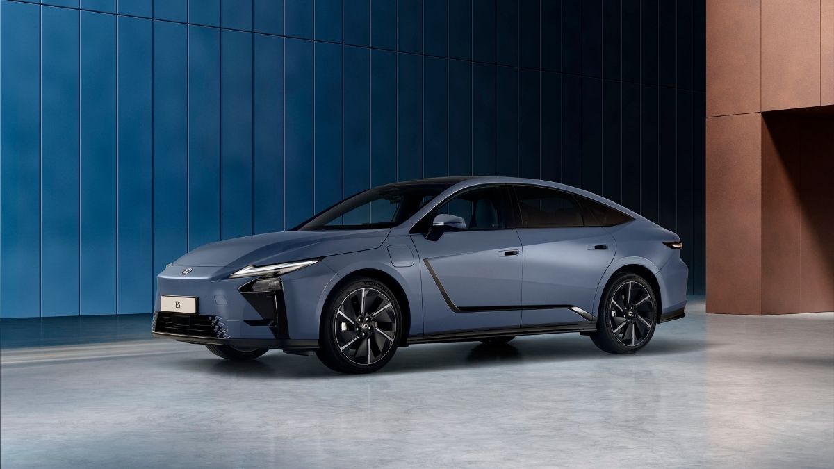 El Lexus ES 2026 se electrifica por completo, pero… ¿está a la altura de sus rivales?