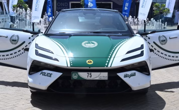La policía de Dubái añade un nuevo coche a su flota: es eléctrico y tiene más de 600 CV dubai police lotus emeya 2