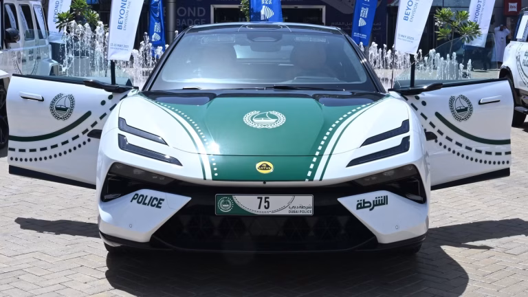 La policía de Dubái añade un nuevo coche a su flota: es eléctrico y tiene más de 600 CV