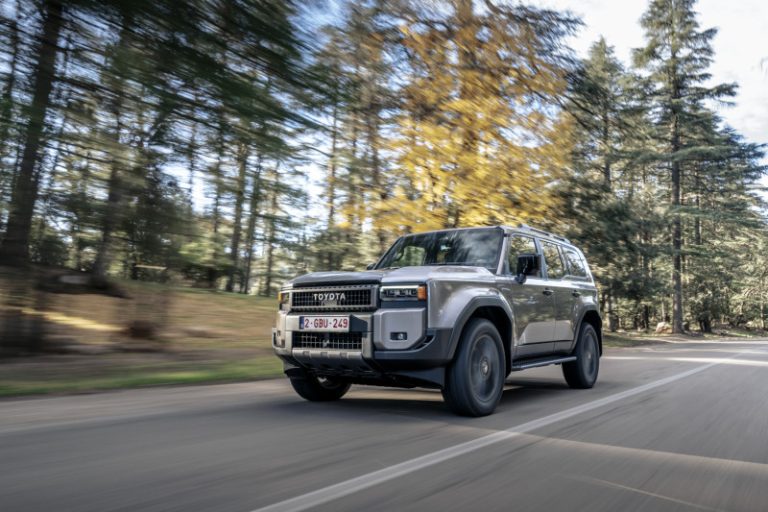 El Toyota Land Cruiser híbrido llega  España: diésel y etiqueta Eco