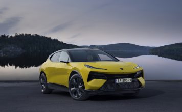 Lotus podría mover su producción de Reino Unido a Estados Unidos: 1.300 puestos de trabajo en riesgo lotus eletre s solar yellow static 1