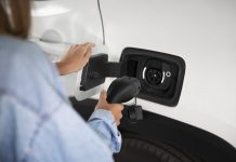 Conducir un coche eléctrico supone un ahorro medio de 682 euros al año frente a uno diésel close up electric car charging 2