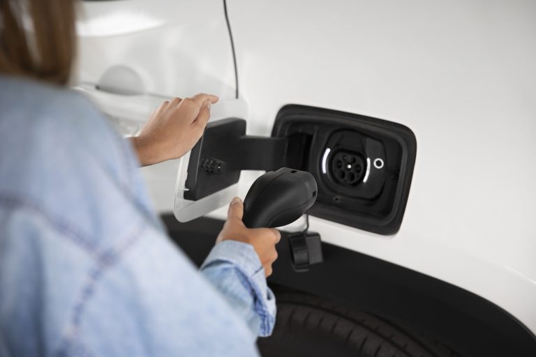 Conducir un coche eléctrico supone un ahorro medio de 682 euros al año frente a uno diésel