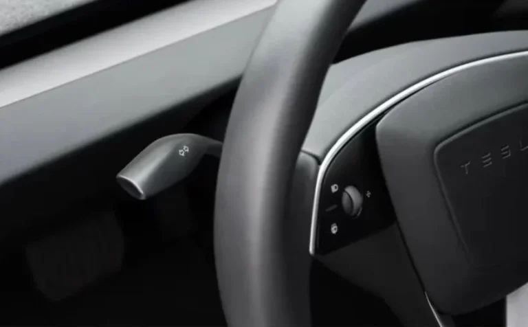 ¡Vuelve la palanca de intermitentes al Tesla Model 3! La firma da marcha atrás