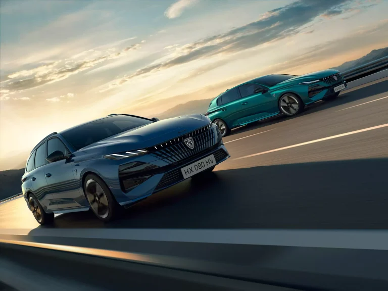 El Peugeot 308 y E-308 2025 se ponen al día: más autonomía eléctrica y mejoras de equipamiento