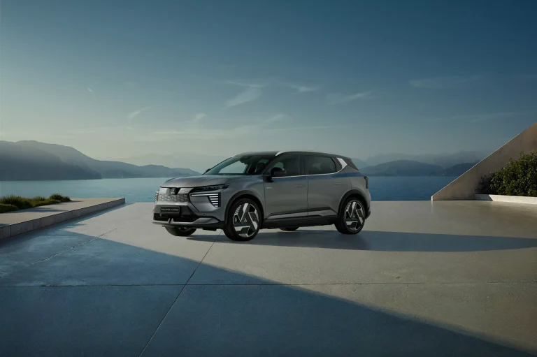 El Mitsubishi Eclipse Cross se reinventa: sigue siendo un SUV, pero ahora es un Scénic E-Tech con otro traje