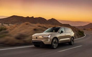 El Volvo EX90 recibe una profunda actualización: ahora cuenta con arquitectura de 800 voltios y cargas ultrarrápidas volvo ex90 sand dune 041