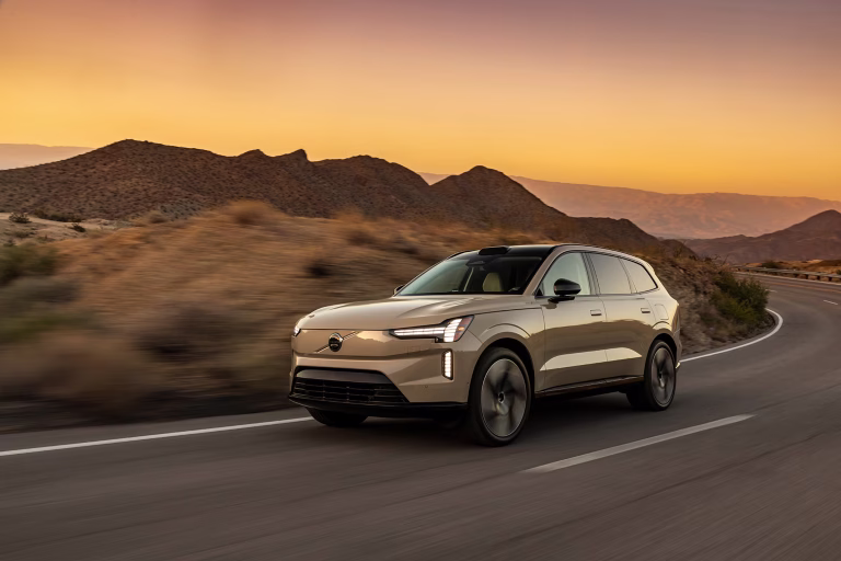 El Volvo EX90 recibe una profunda actualización: ahora cuenta con arquitectura de 800 voltios y cargas ultrarrápidas