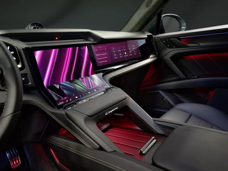 ¡Más pantallas que salpicadero! Así es el habitáculo del nuevo Porsche Cayenne eléctrico con pantallas curvadas