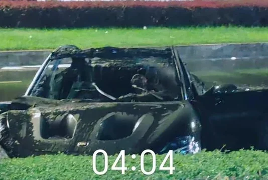 xiaomi su7 ultra catches fire in accident bystanders rescue v0 0yu3emk2nid 5vf1qfguop3vobjmb7jf5qy3yrsmims.png