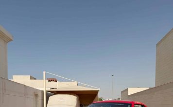 Este BMW Z1 es muy especial: tiene un V10 en su vano motor bmw z1 with v10 engine swap 3 scaled