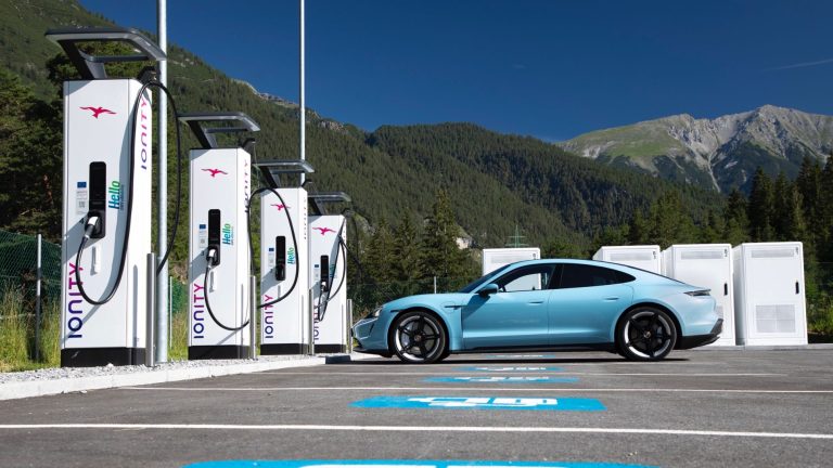 Reino Unido prepara tasa por kilómetro para eléctricos a partir de 2028: ¿un anticipo de lo que veremos aquí?