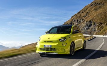Abarth estudia volver a los motores de combustión: su apuesta por lo eléctrico no le ha salido del todo bien abarth 500e 1