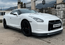 Parece un Nissan GT-R, pero en realidad se trata de una réplica sobre un coche de los años 90 nissan gt r replica2