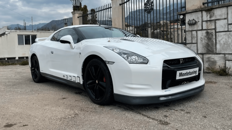 Parece un Nissan GT-R, pero en realidad se trata de una réplica sobre un coche de los años 90