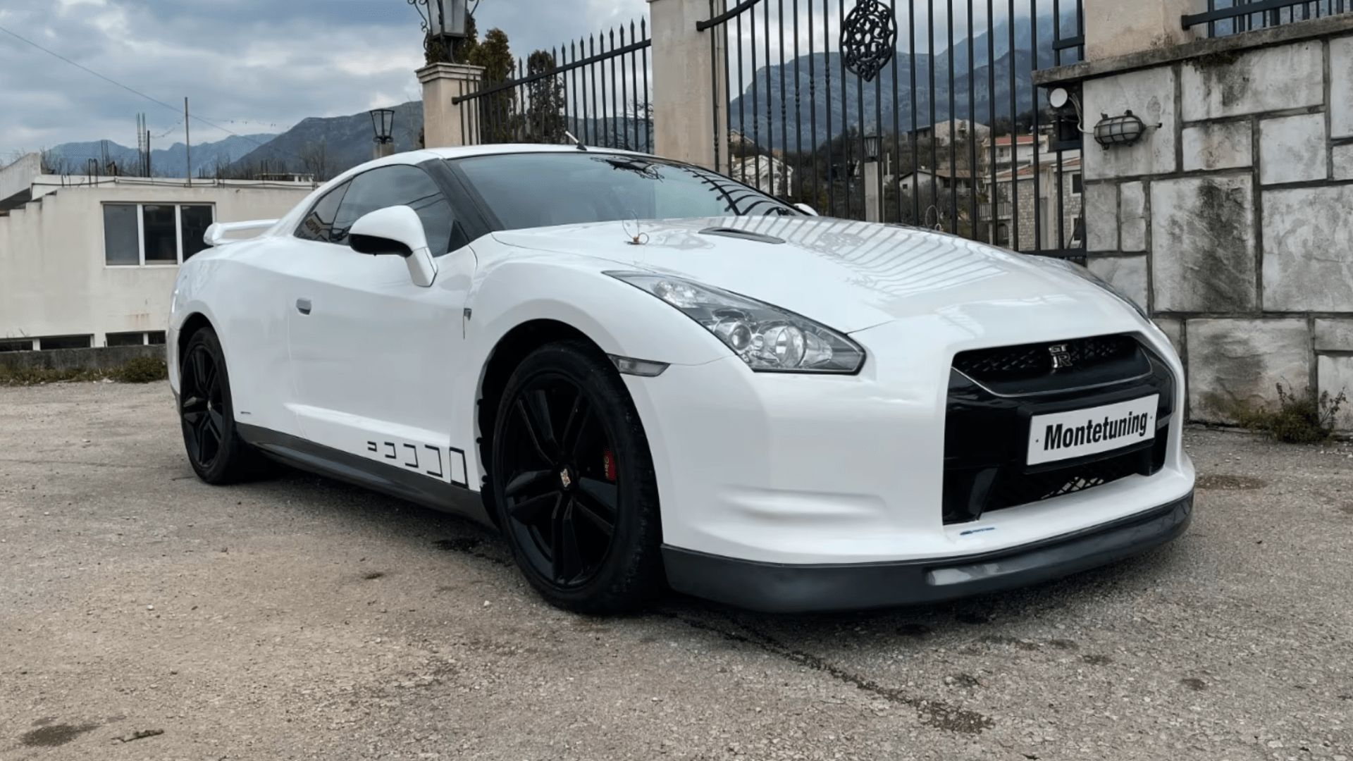 Parece un Nissan GT-R, pero en realidad se trata de una réplica sobre un coche de los años 90