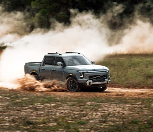 Santana 400: el pick-up que renace desde Linares con versiones diésel o PHEV y desde 29.900 euros sin IVA santana 400 phev y santana 400 d 6