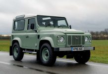 El último Land Rover Defender Heritage producido sale a subasta online land rover defender 90 heritage final car produced 2