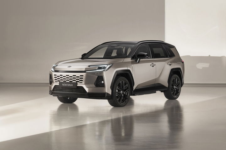 Nuevo Toyota RAV4 2026: hasta 100 km eléctricos y 304 CV de potencia
