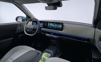KIA no quiere que sus interiores sean sólo una pantalla: apostará los mandos físicos kia ev2 interni e bagagliaio