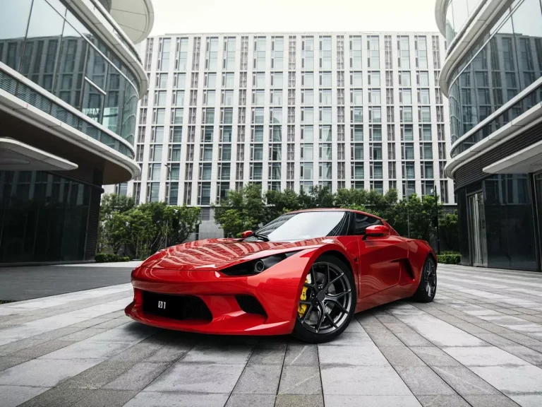 Parece un Lancia Stratos, pero en realidad se trata de un deportivo eléctrico de una startup china