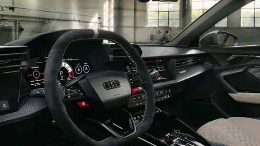 ¿Pagarías 135.000 euros por un coche compacto? El nuevo Audi RS 3 tiene la respuesta