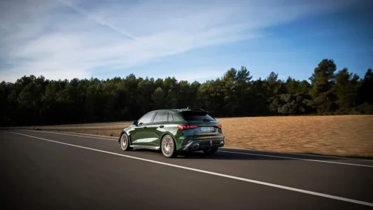 ¿Pagarías 135.000 euros por un coche compacto? El nuevo Audi RS 3 tiene la respuesta