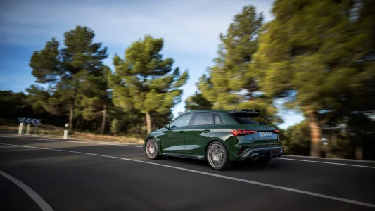 ¿Pagarías 135.000 euros por un coche compacto? El nuevo Audi RS 3 tiene la respuesta