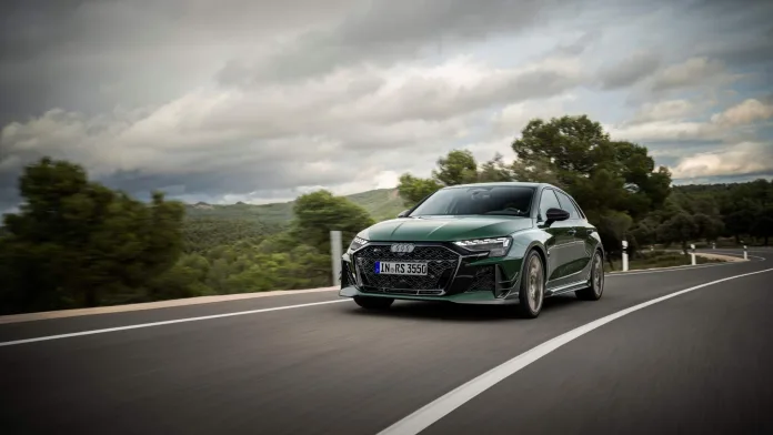 ¿Pagarías 135.000 euros por un coche compacto? El nuevo Audi RS 3 tiene la respuesta