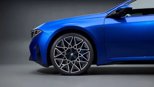 El BMW que fulmina el miedo a viajar en eléctrico: 900 km de autonomía y recargas en 10 minutos