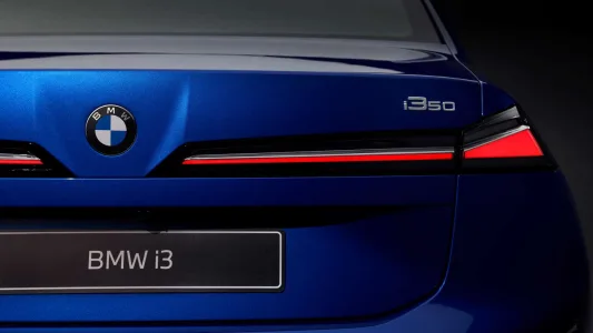 El BMW que fulmina el miedo a viajar en eléctrico: 900 km de autonomía y recargas en 10 minutos