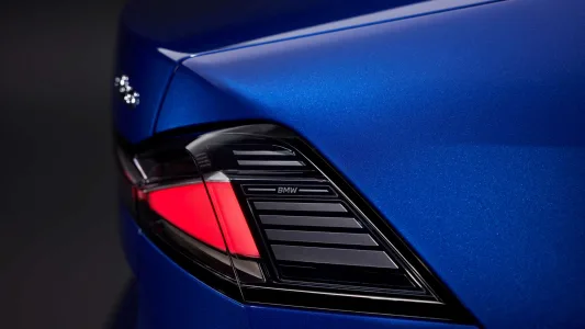 El BMW que fulmina el miedo a viajar en eléctrico: 900 km de autonomía y recargas en 10 minutos