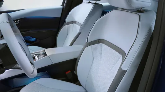 El BMW que fulmina el miedo a viajar en eléctrico: 900 km de autonomía y recargas en 10 minutos