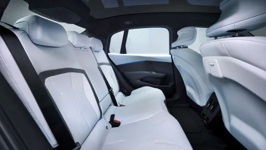 El BMW que fulmina el miedo a viajar en eléctrico: 900 km de autonomía y recargas en 10 minutos