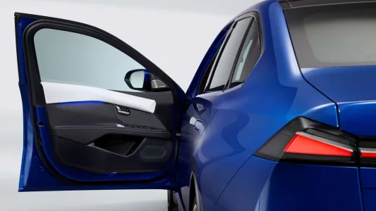 El BMW que fulmina el miedo a viajar en eléctrico: 900 km de autonomía y recargas en 10 minutos