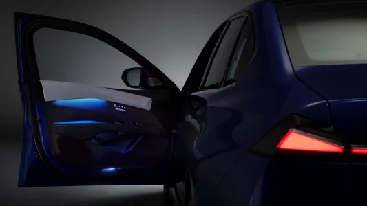 El BMW que fulmina el miedo a viajar en eléctrico: 900 km de autonomía y recargas en 10 minutos