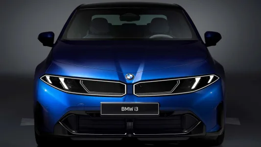 El BMW que fulmina el miedo a viajar en eléctrico: 900 km de autonomía y recargas en 10 minutos
