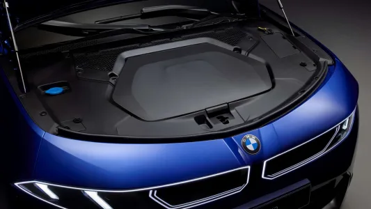 El BMW que fulmina el miedo a viajar en eléctrico: 900 km de autonomía y recargas en 10 minutos