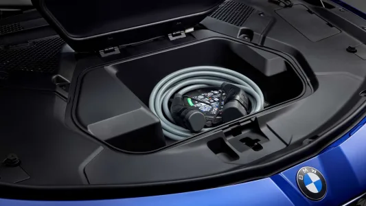 El BMW que fulmina el miedo a viajar en eléctrico: 900 km de autonomía y recargas en 10 minutos