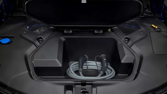 El BMW que fulmina el miedo a viajar en eléctrico: 900 km de autonomía y recargas en 10 minutos