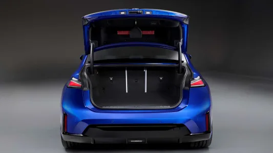 El BMW que fulmina el miedo a viajar en eléctrico: 900 km de autonomía y recargas en 10 minutos