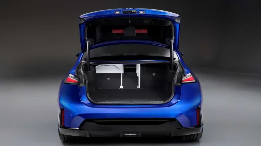 El BMW que fulmina el miedo a viajar en eléctrico: 900 km de autonomía y recargas en 10 minutos