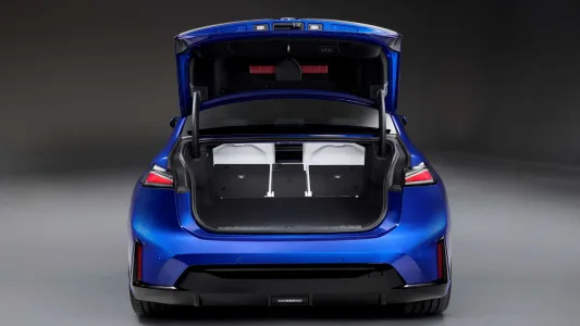 El BMW que fulmina el miedo a viajar en eléctrico: 900 km de autonomía y recargas en 10 minutos