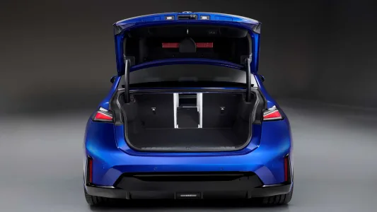 El BMW que fulmina el miedo a viajar en eléctrico: 900 km de autonomía y recargas en 10 minutos