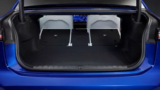 El BMW que fulmina el miedo a viajar en eléctrico: 900 km de autonomía y recargas en 10 minutos